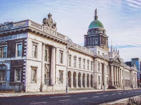 Rumah bea cukai yang rumit di Dublin, Irlandia, menampilkan tiang-tiang batu dan kubah tembaga.