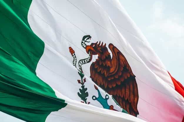 Bendera Meksiko berkibar.
