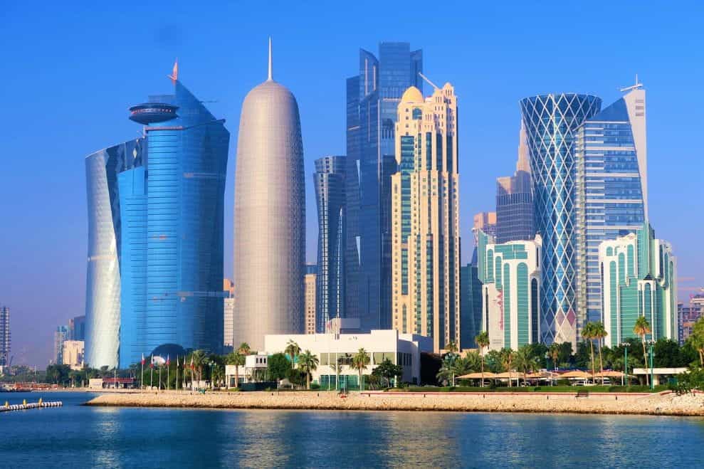 Bangunan Qatar dan sinar matahari.