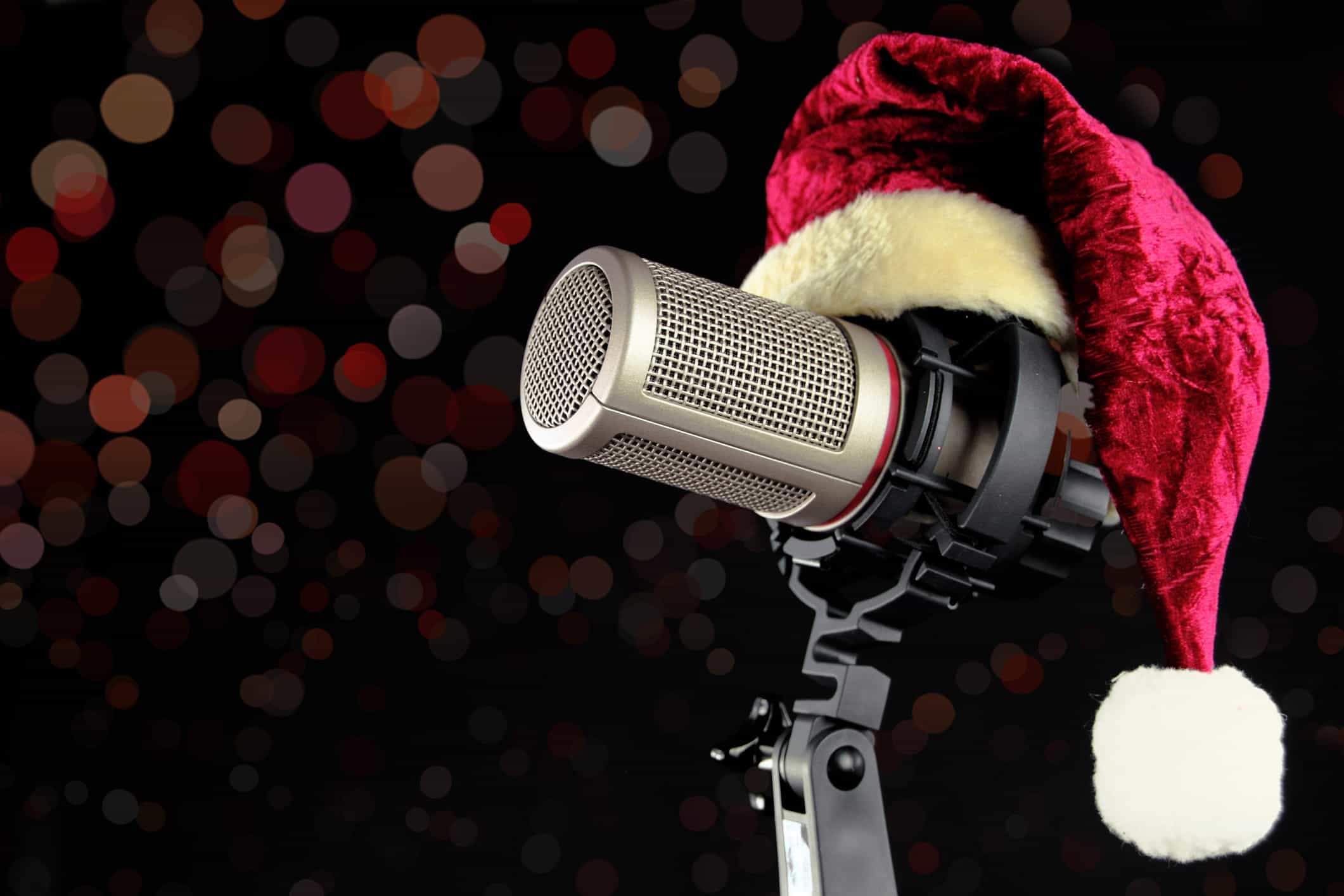 Topi Santa duduk di mikrofon.