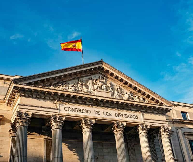 Bendera Spanyol melambai di atas gedung kongres.
