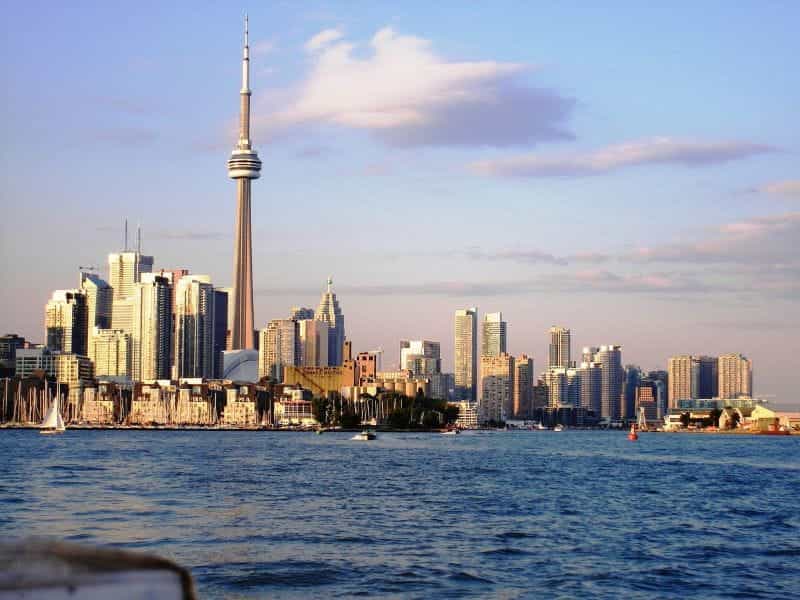 Cakrawala sibuk pusat kota Toronto, Ontario dari perairan Danau Ontario.