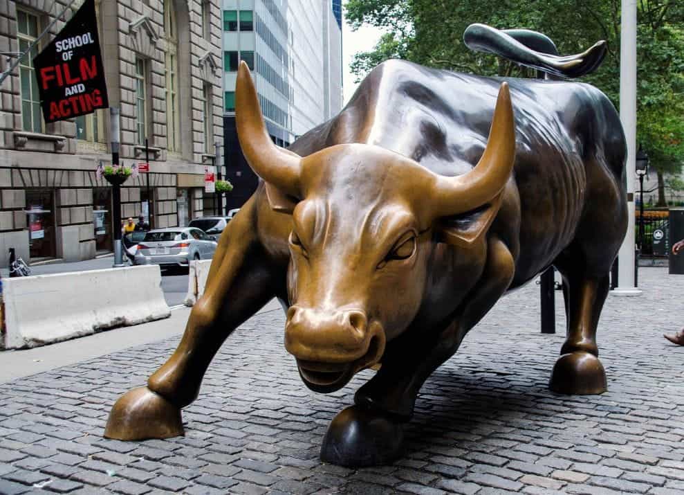 Negara banteng perunggu ikonik di depan New York Stock Exchange (NYSE) di Wall Street di Manhattan, New York, Amerika Serikat.