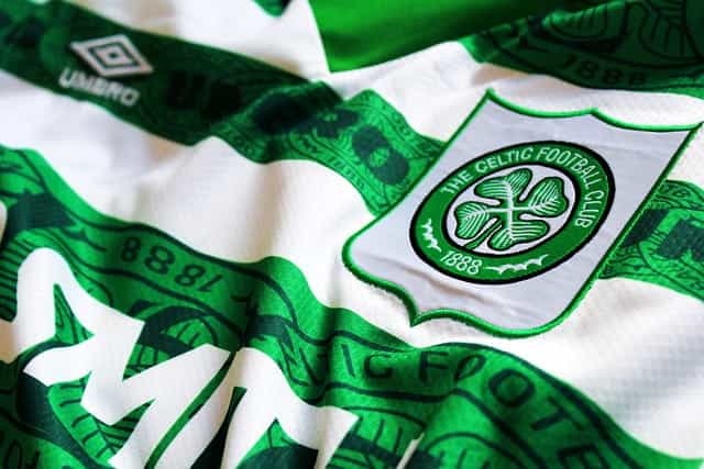 Kemeja sepak bola Celtic FC hijau dan putih.