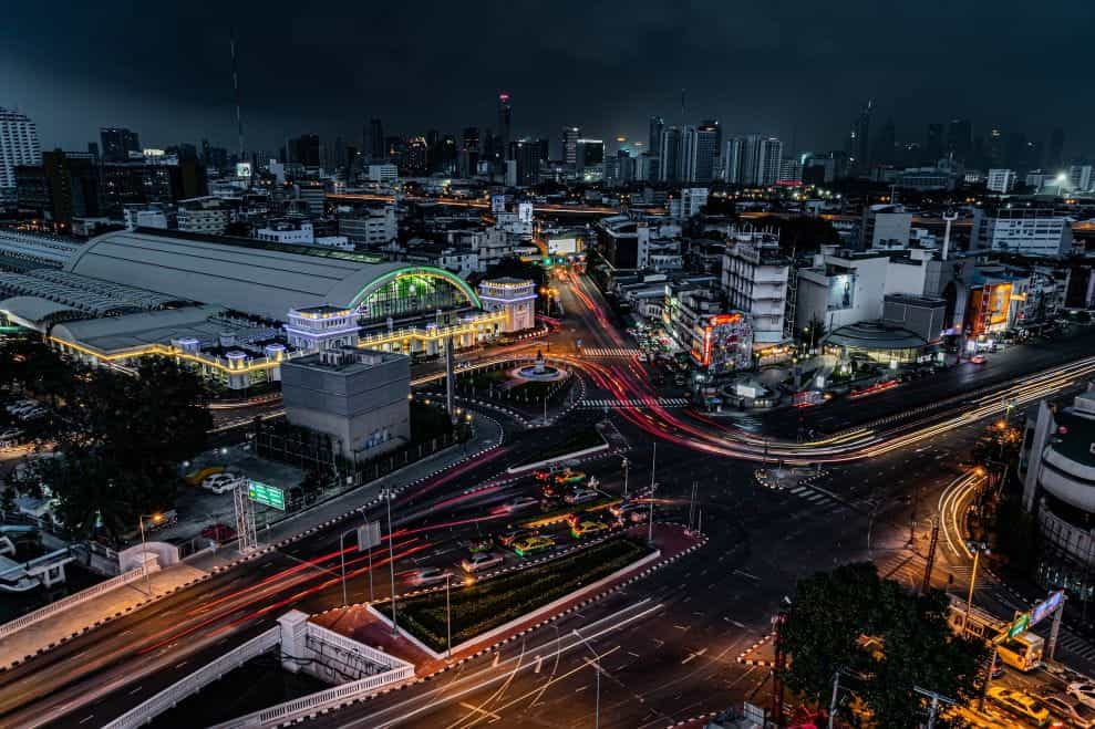 Langit Bangkok di malam hari.