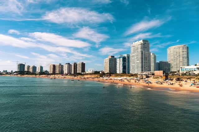 Bangunan bertingkat tinggi di pantai Punta del Este, Uruguay.