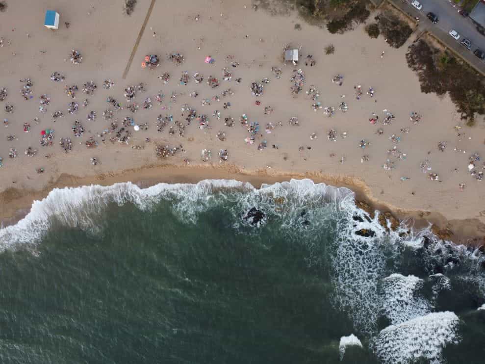 Sebuah pantai di Maldonado, Uruguay, dipenuhi pengunjung.