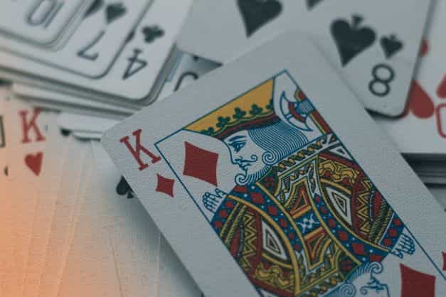 Raja berlian ditempatkan di atas setumpuk kartu di luar fokus.