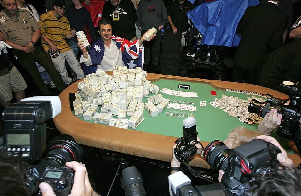 Joe Hachem berpose dengan sebagian dari $7,5 juta yang dimenangkannya di WSOP 2005.