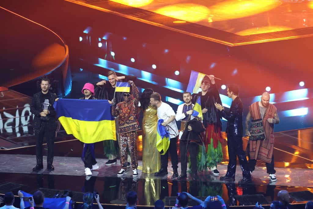 Orkestra Kalush, mewakili Ukraina, menerima hadiah Kontes Lagu Eurovision ke-66 pada tahun 2022.