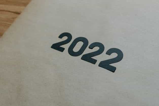 Sampul binder putih pudar dengan 2022 tercetak di bagian depan.
