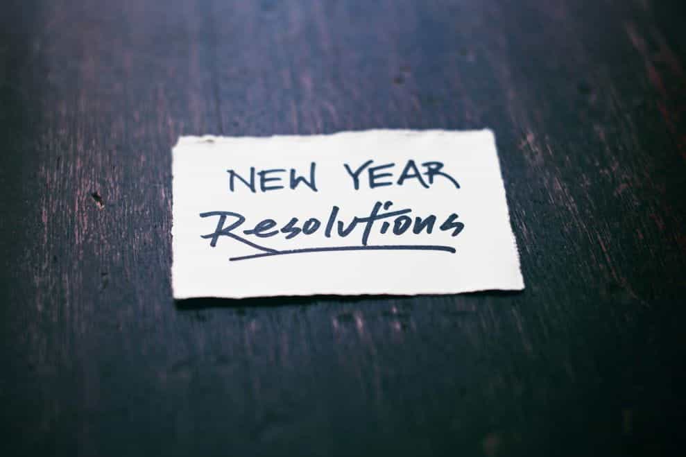 Selembar kertas putih dengan tulisan 'resolusi tahun baru' ditulis dengan tinta spidol hitam.