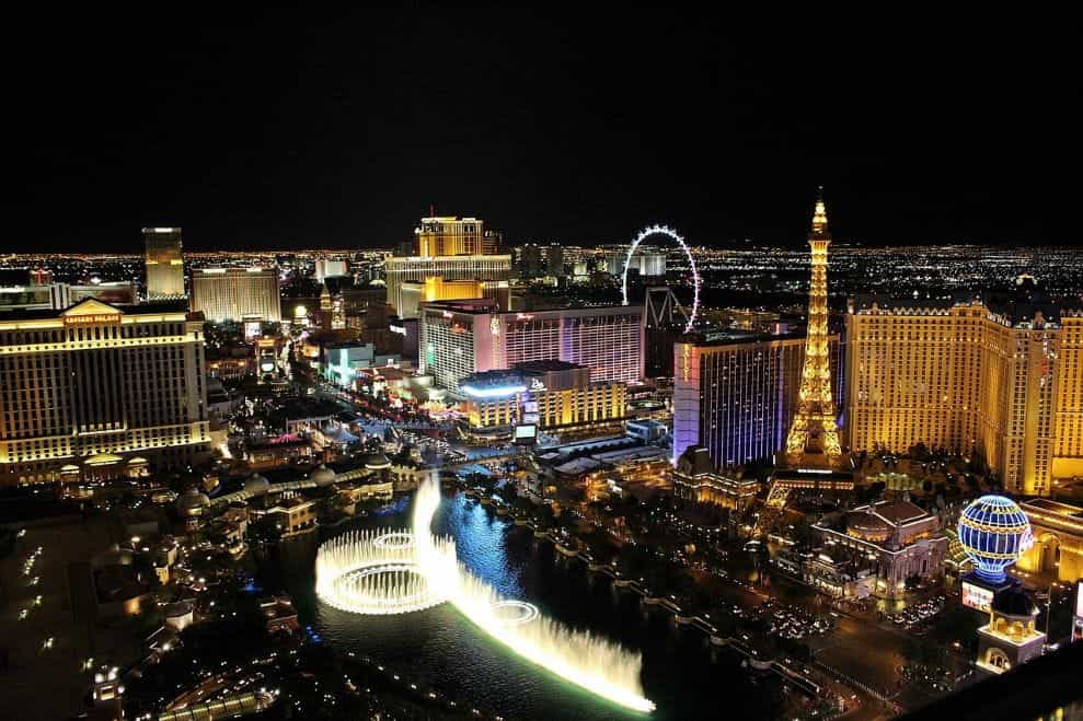 Jalur terkenal di dunia di pusat kota Las Vegas, Nevada, menampilkan kasino yang tak terhitung jumlahnya.