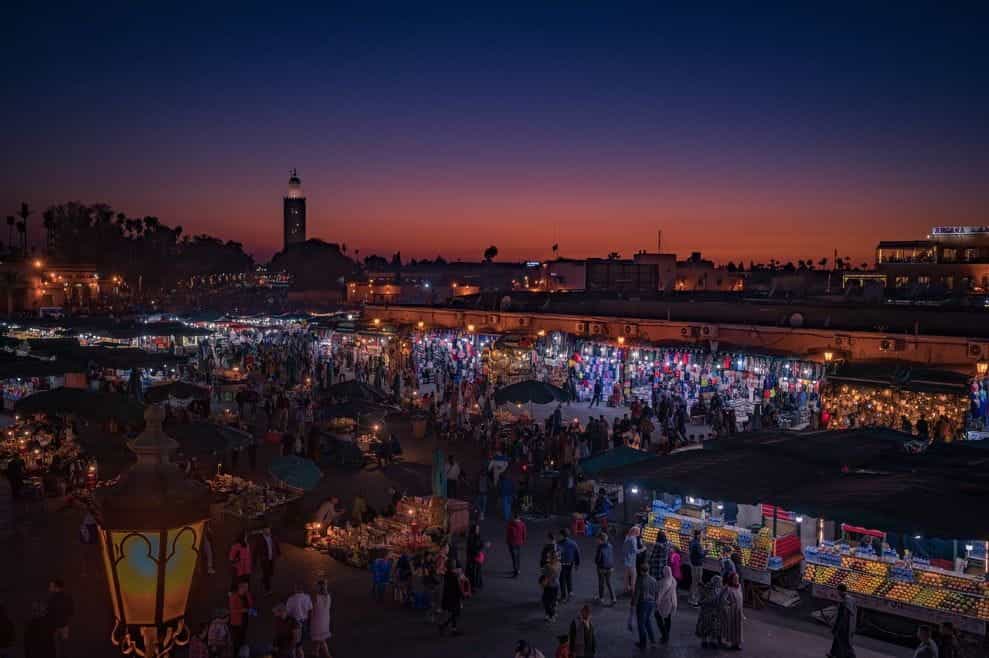   Alt Text: Pasar Marrakech di malam hari.