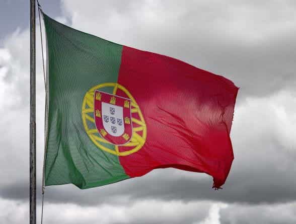 Bendera Portugal terpasang di tiang bendera.