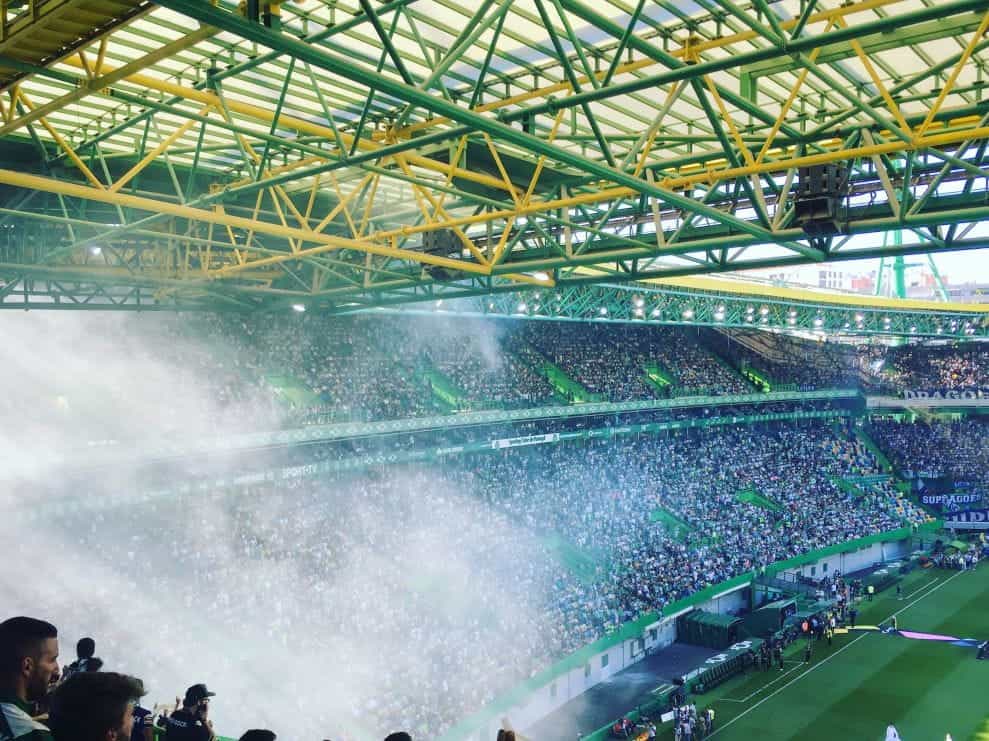 Sebagian besar penggemar sepak bola di Stadion Jose Alvalade di Lisbon ditangkap dari tribun.