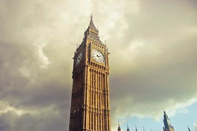 Menara jam Big Ben di London.