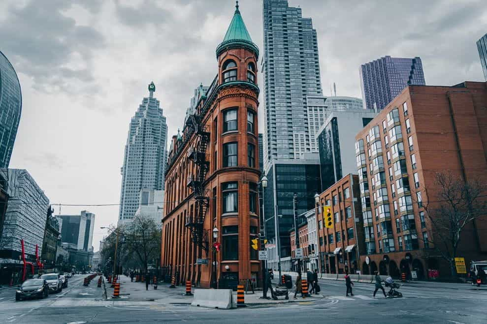 Sebuah jalan di pusat kota Toronto, Ontario.