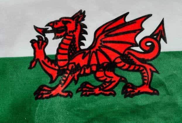 Bendera Welsh dengan naga merah.