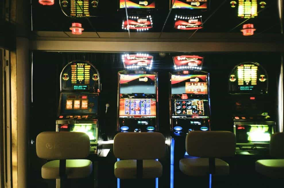 Deretan mesin slot di arcade.