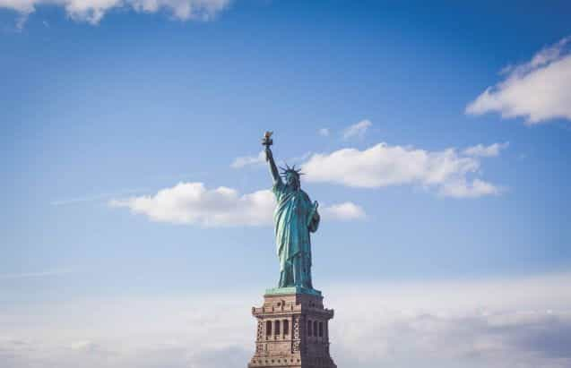 Patung Liberty dengan latar belakang langit biru.