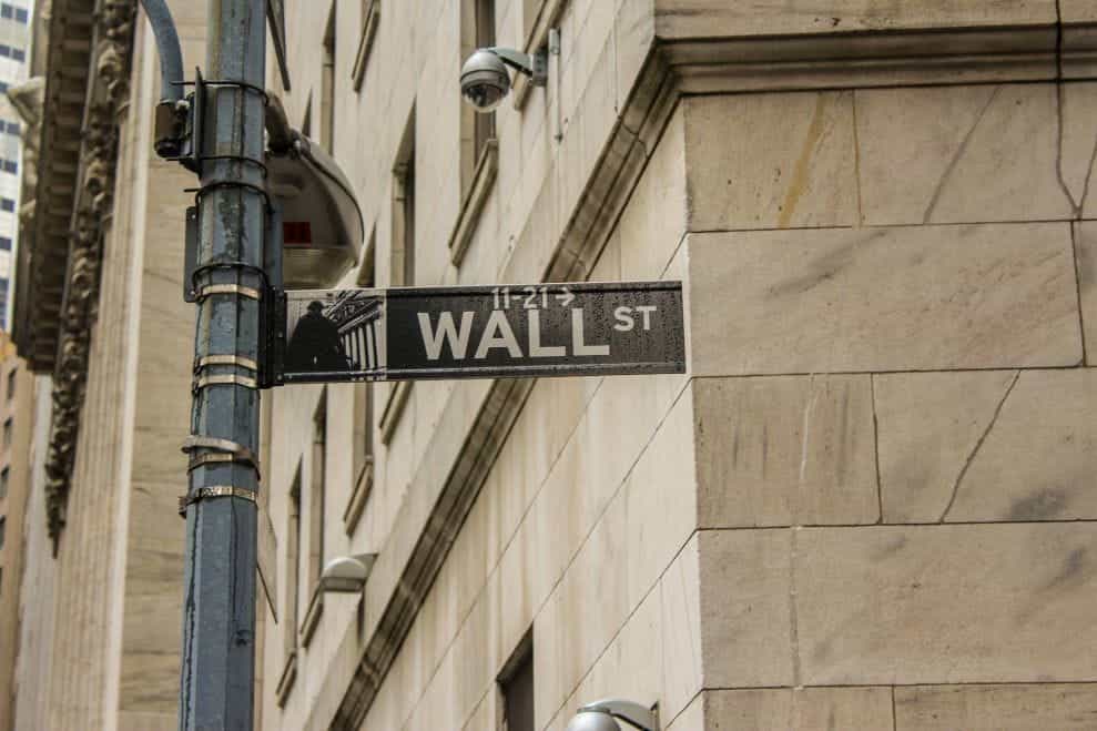 Tanda jalan yang mengarah ke Wall Street.