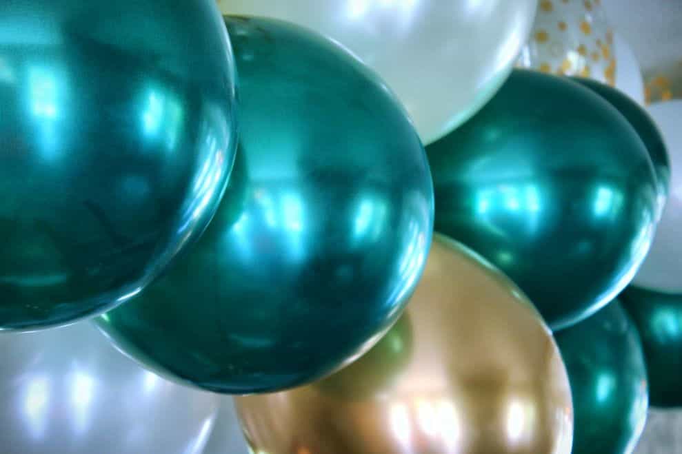 Closeup balon warna-warni yang digelembungkan.