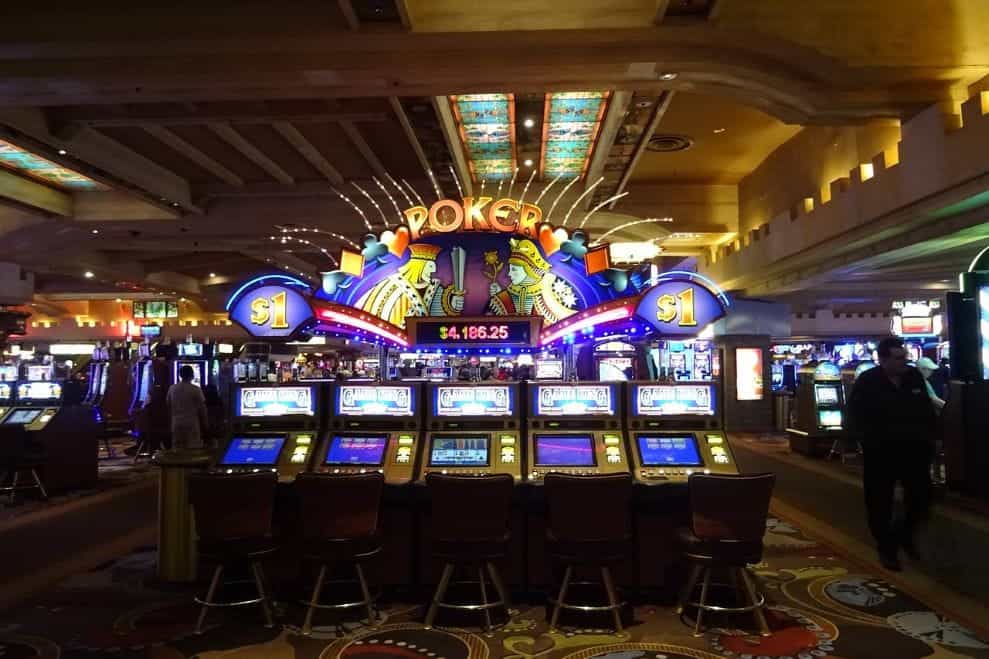   Teks Alt: Deretan mesin game poker digital di dalam kasino ritel di Las Vegas, Nevada.