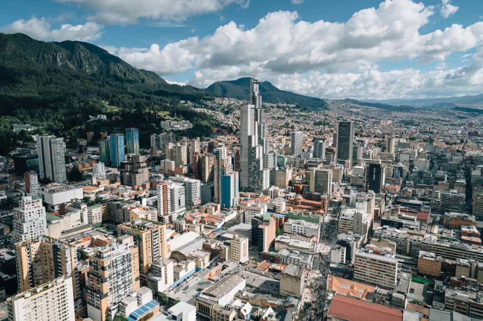 Kota Bogota, Kolombia, di sebelah pegunungan.