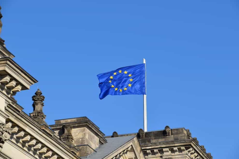 Bendera Uni Eropa dipasang di atas gedung.