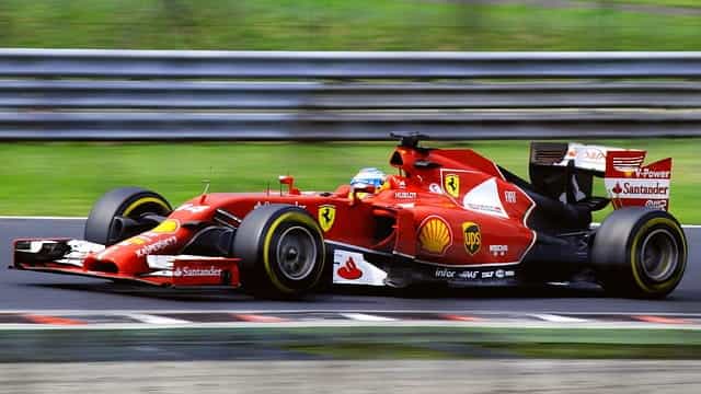 Ferrari mengemudi di balapan Formula Satu.