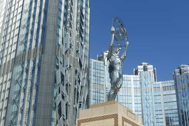 Patung Makau di luar hotel.