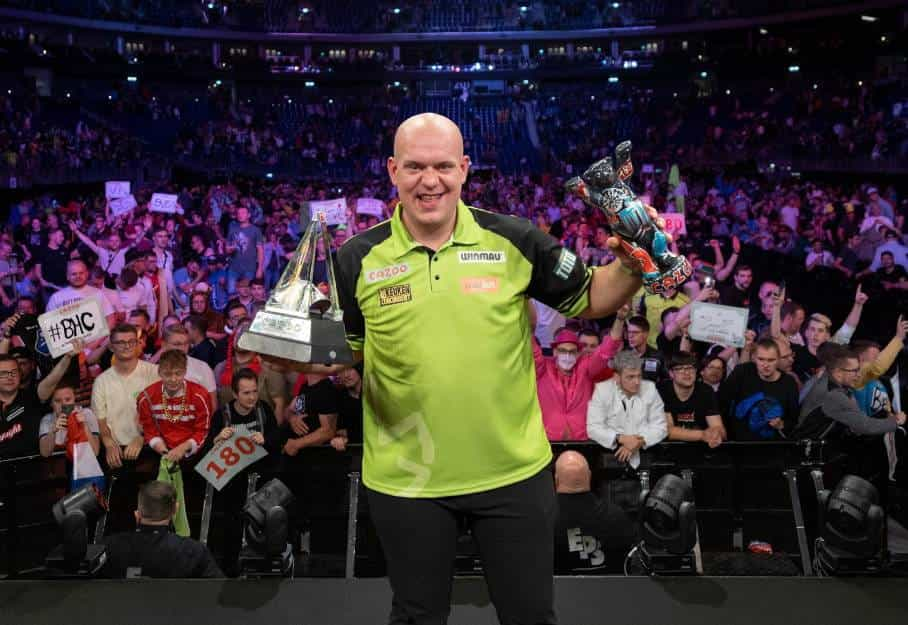 Michael van Gerwen memamerkan piala-pialanya untuk menjuarai Liga Inggris 2022.