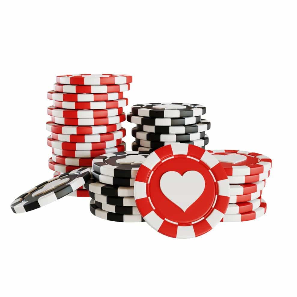 Dua tumpukan chip poker berwarna hitam dan merah.  Satu chip memiliki bentuk hati di wajahnya.