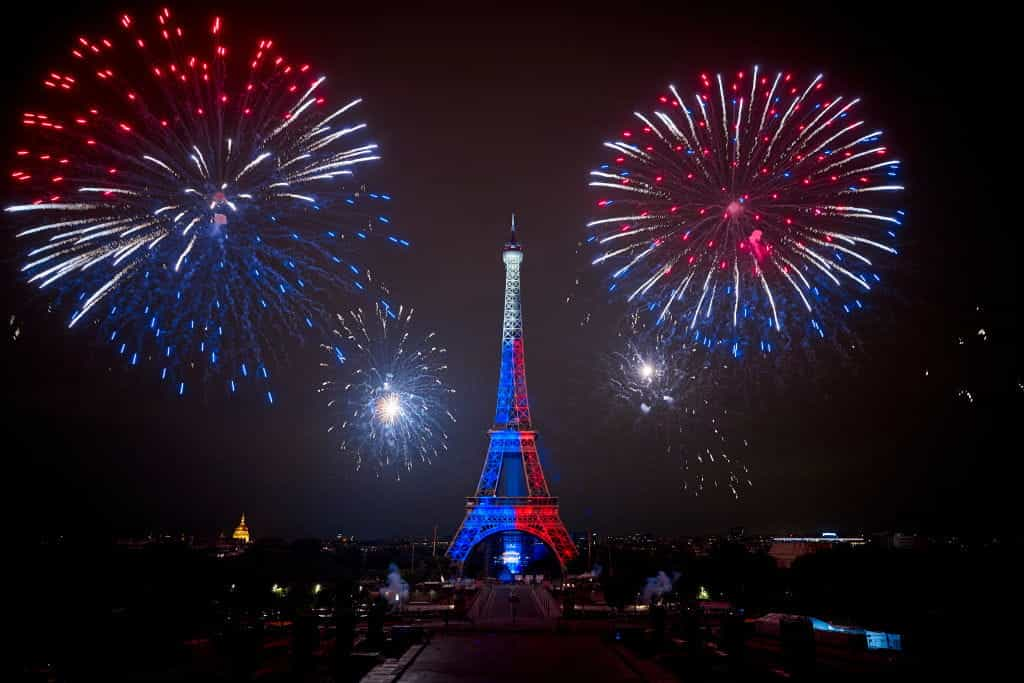 Kembang api meledak di atas Menara Eiffel di Paris.