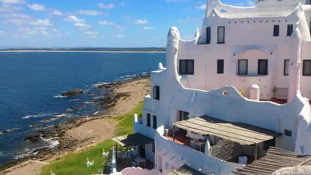Sebuah rumah semen putih bertingkat di pantai Punta del Este, Uruguay.