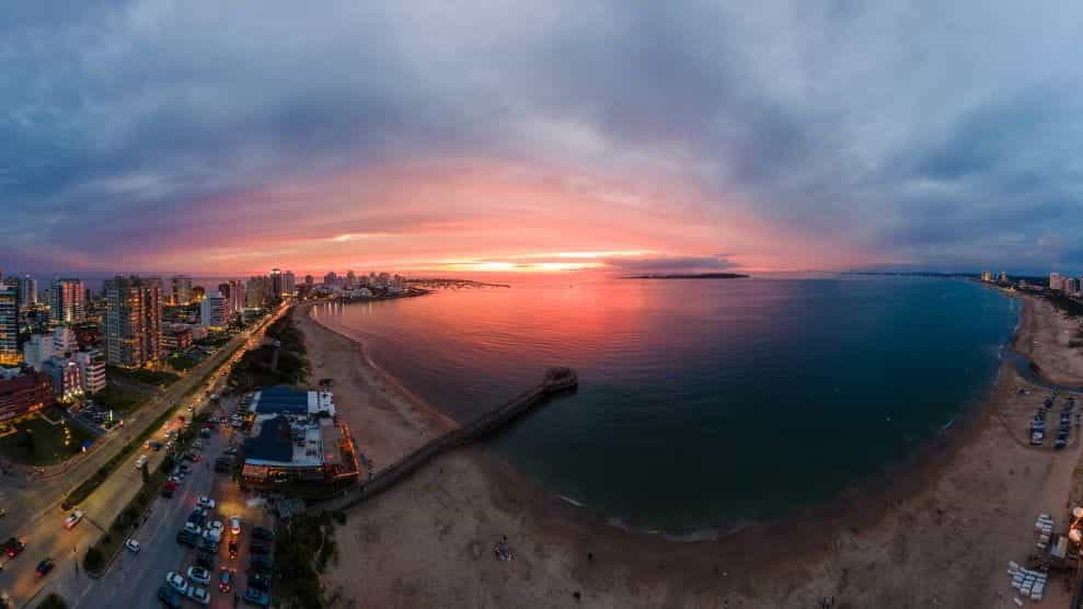 Garis pantai Punta del Este, Uruguay, saat matahari terbenam.