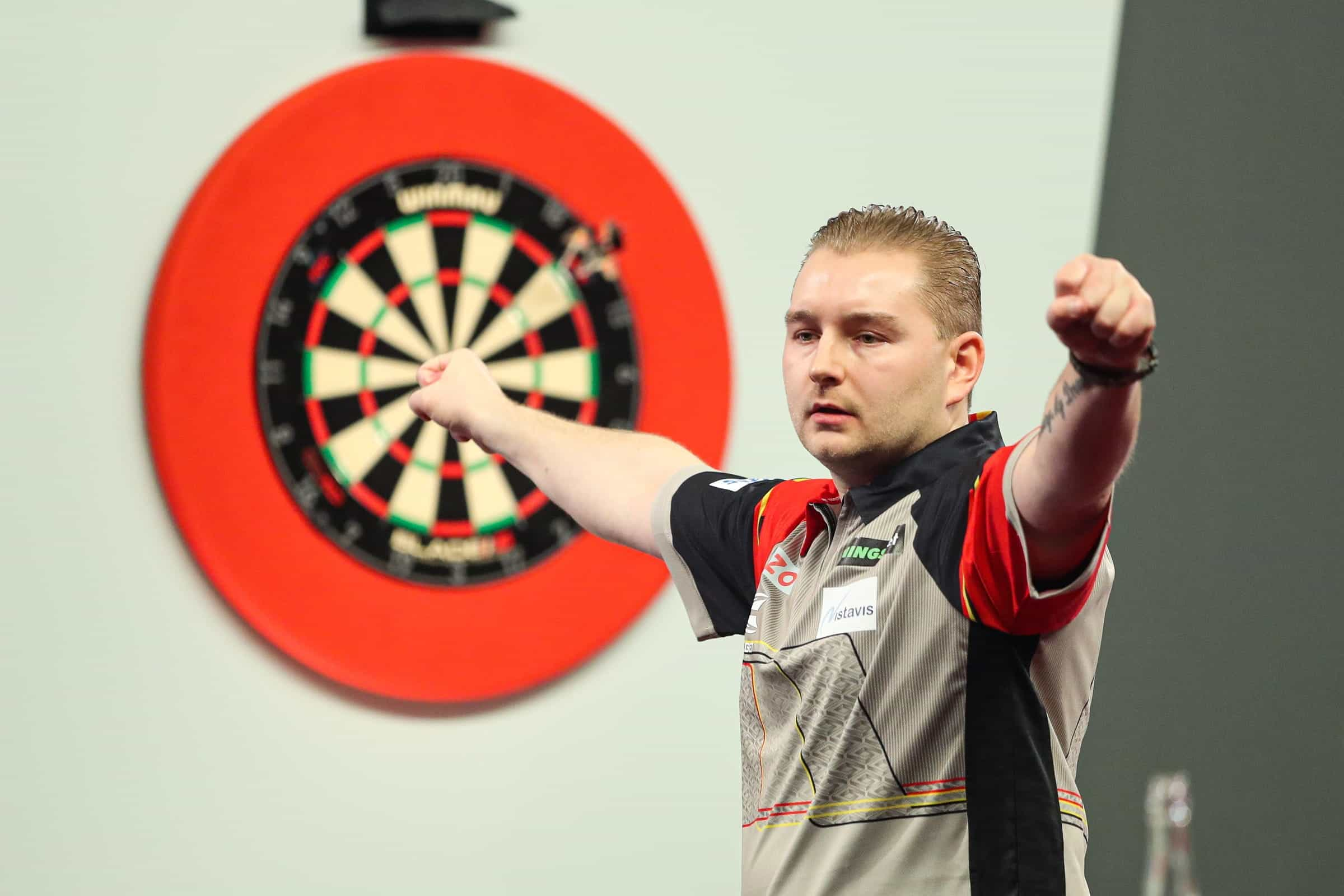 Dimitri Van den Bergh dalam mode selebrasi.