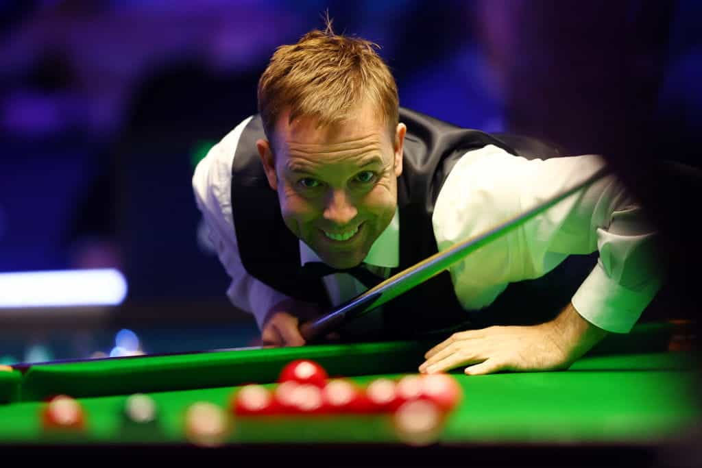 Ali Carter bereaksi setelah melakukan pukulan selama World Grand Prix 2023.