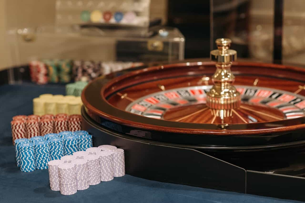 Roda roulette dan chip poker di kasino