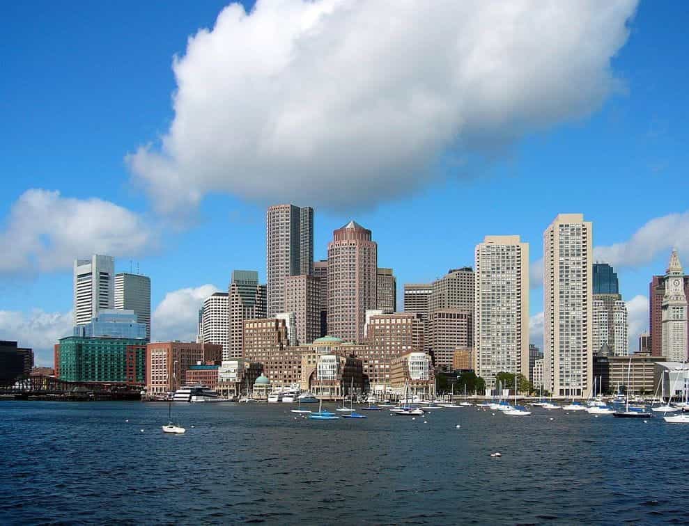 Cakrawala pusat kota Boston dari pelabuhan kota.