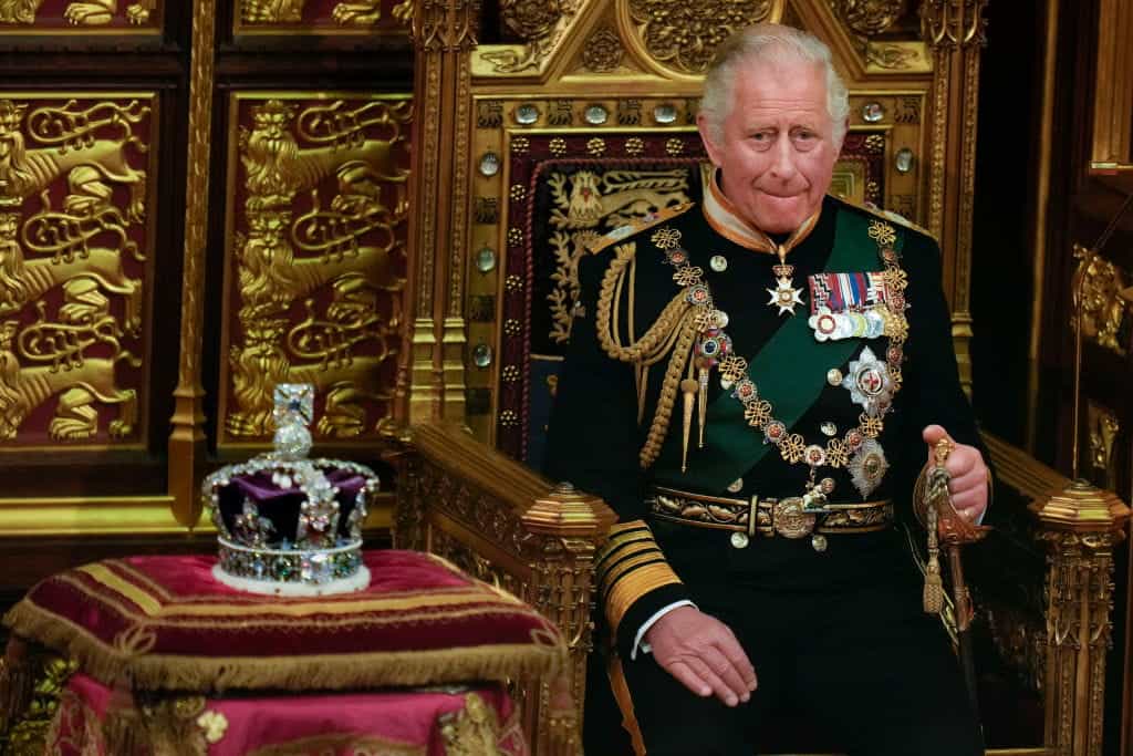 Pangeran Charles duduk di sebelah Mahkota Negara Kekaisaran Ratu selama Pembukaan Parlemen Negara pada 10 Mei 2022.