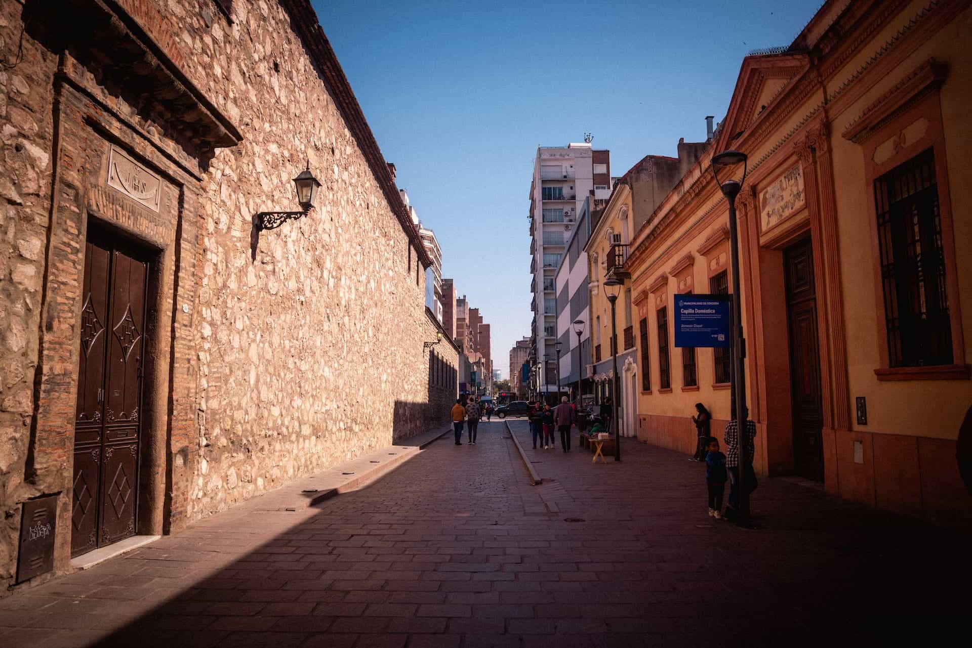 Sebuah jalan di Córdoba, Argentina pada hari yang cerah.