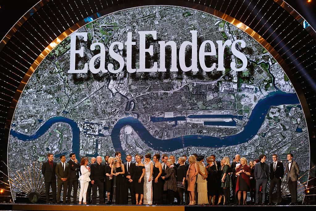 Pemeran EastEnders menerima penghargaan di National Television Awards 2016.