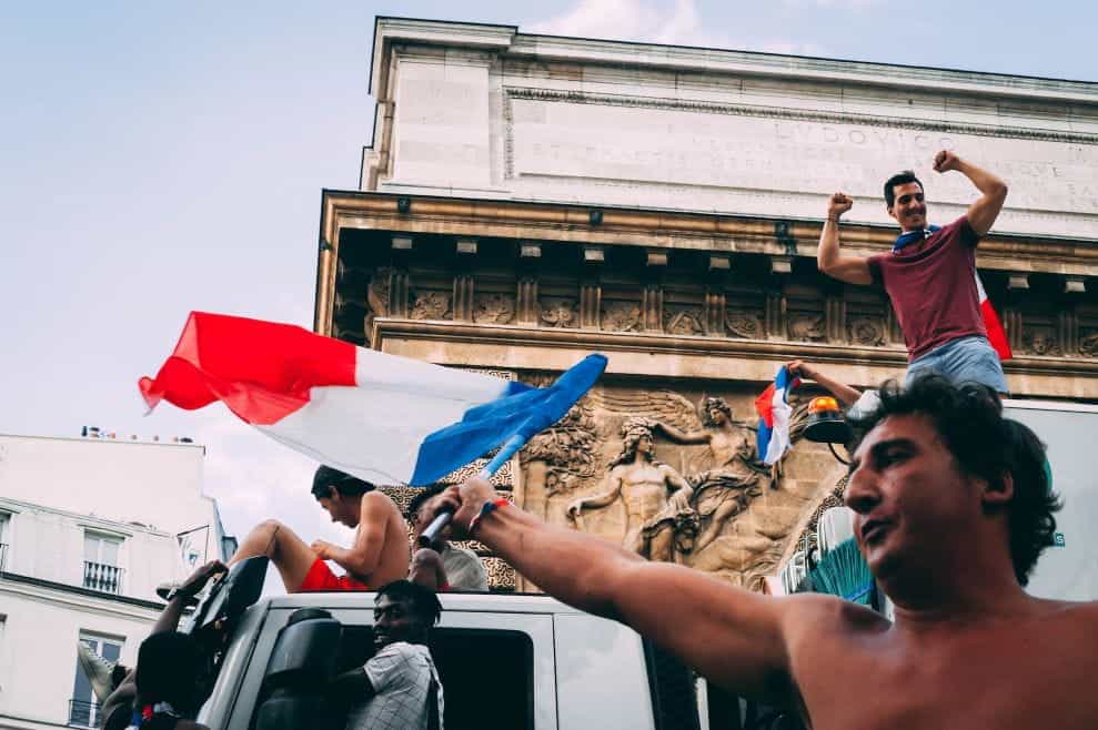 Pendukung olahraga Prancis berpesta di jalanan.