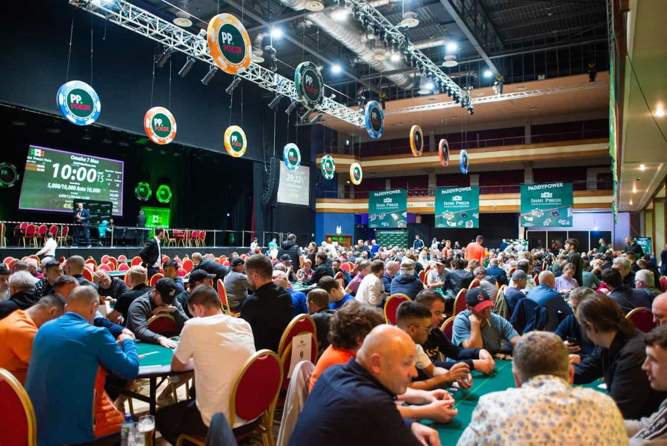 Ruang poker yang sibuk di pertengahan turnamen di Killarney, Irlandia.