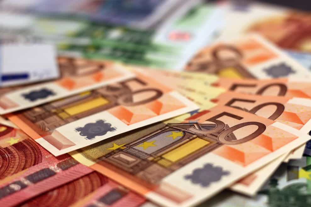 Gambar close-up dari beberapa lembar uang 50 euro.