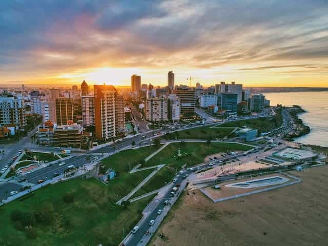 Bagian dari garis pantai Mar del Plata, Argentina, saat matahari terbenam.