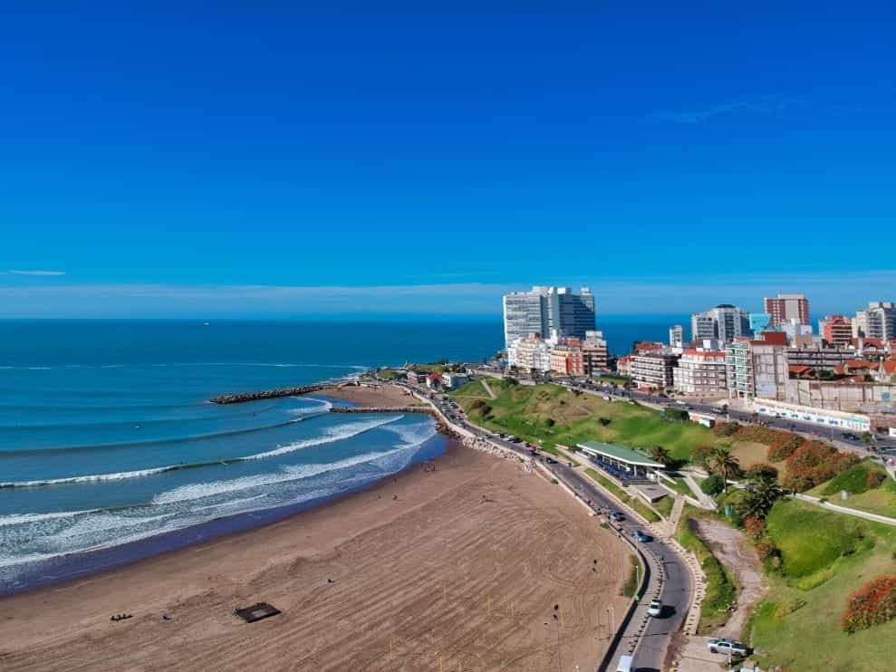 Beragam bangunan di pesisir Mar del Plata pada siang hari.