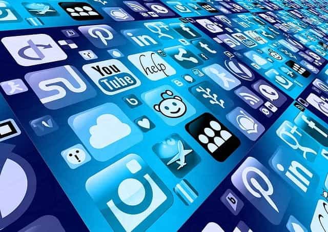 Lautan berbagai media digital dan ikon platform media sosial dengan latar belakang biru yang luas.